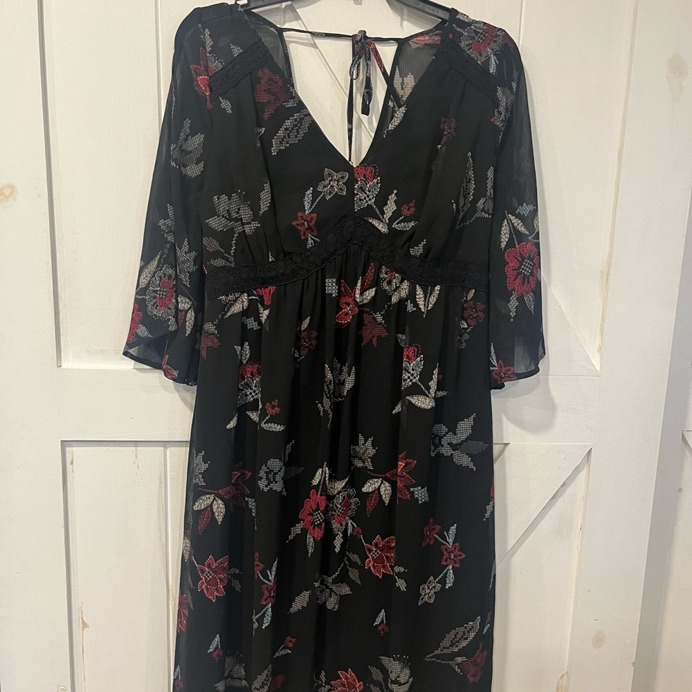 Eyeshadow Black and floral V-Neck Bell Sleeve dress